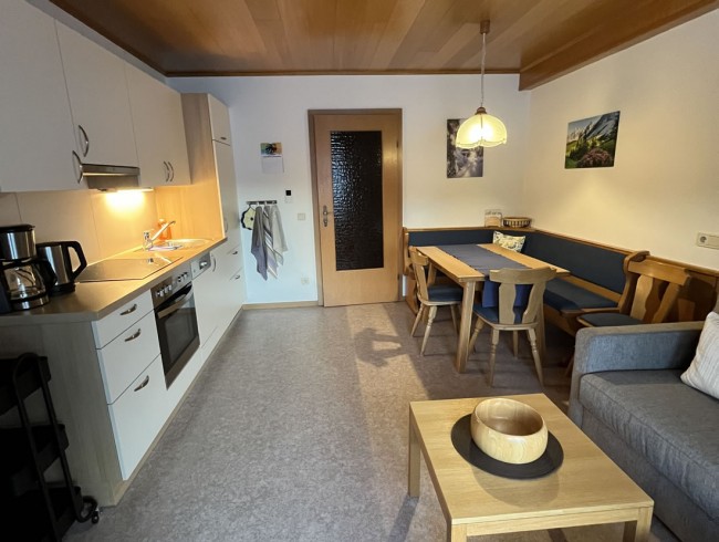 Geräumige Küche mit Essecke im Appartement Buchsteiner in Filzmoos